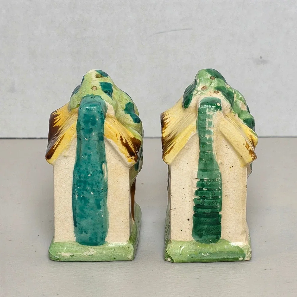 VTG Japan Ceramic Thatched Roof Cottage Salt &Pepper Shaker Set Hand Painted